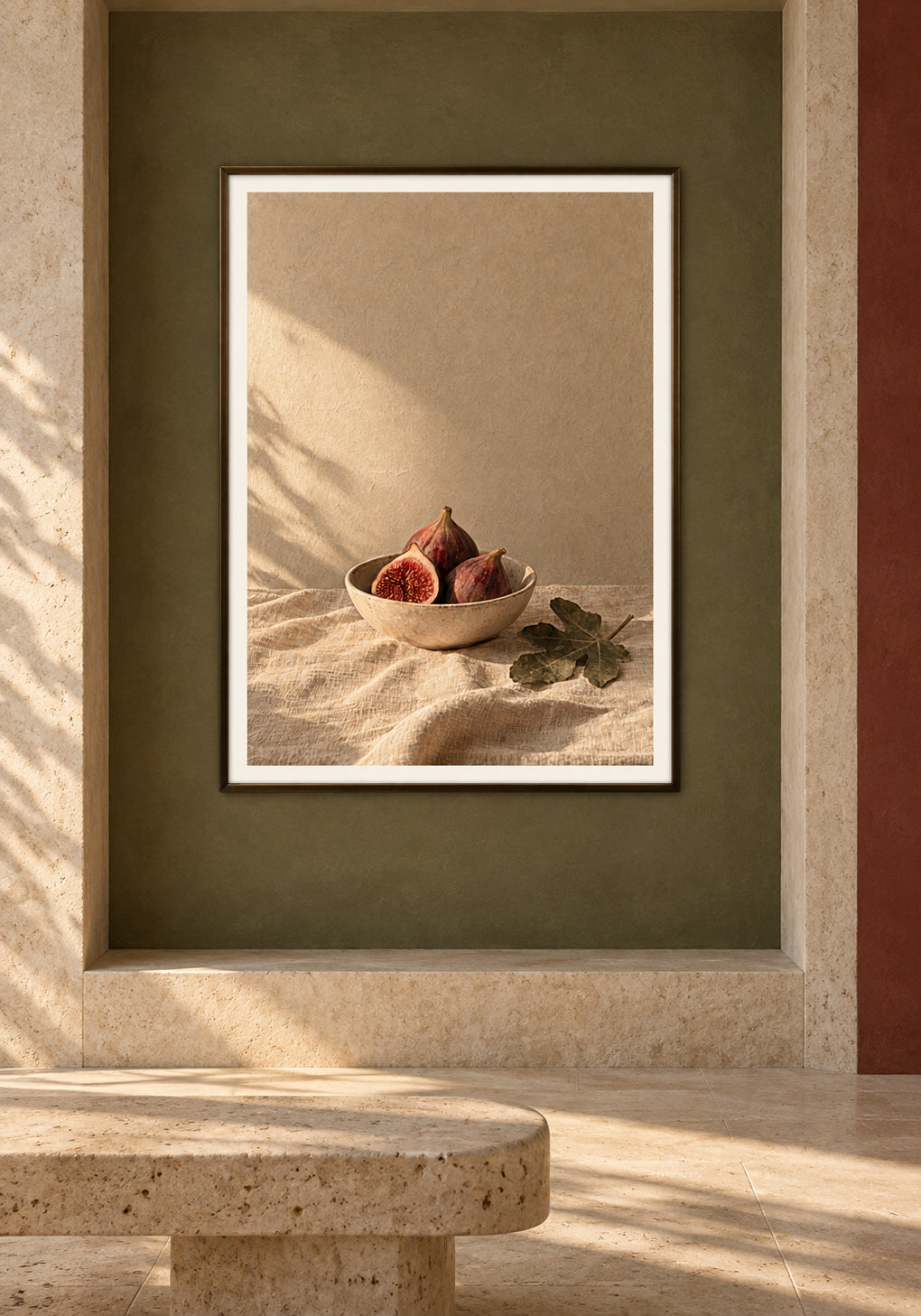 Stillleben-Print von Feigen in einer Schale, gerahmt an einer olivgrünen Wand in einem sonnigen Raum aus hellem Stein.